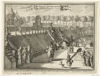 Gezicht (van opzij) op een terraswaterval in het park van Paleis Het Loo