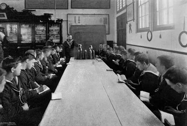 Een klas zeelieden bij munitie-instructie, Whale Island, Portsmouth, Hampshire, 1896