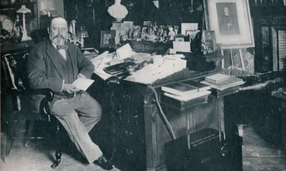 Koning Edward VII in zijn studeerkamer in Marlborough House, Londen, ca. 1904-1911