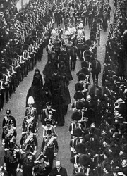 De koninklijke rouwenden die de begrafenisstoet van Osborne House naar de Trinity Pier volgen, 1901