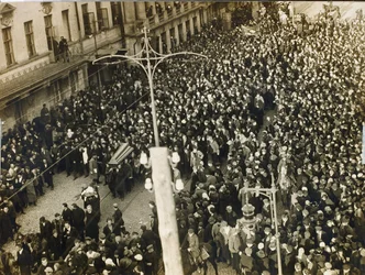 Begrafenisstoet van de dichter Valerij Jakovlevitsj Bryusov (1873-1924) in Moskou op 12 oktober