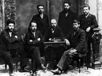 Lenin met een groep leden van de St. Petersburg Liga van Strijd voor de Emancipatie van de Arbeidersklasse, St. Petersburg, februari 1897 (zwart-wit foto)