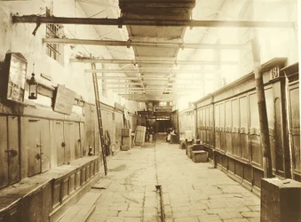 Markt voor iconen in het Goum of Hoofduniversum Warenhuis, winkelcentrum op het Rode Plein van Moskou. Fotografie uit 1886