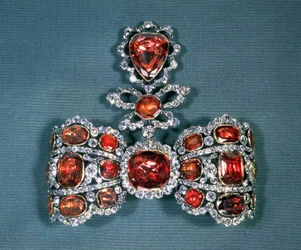Strikbroche met briljant geslepen diamanten en spinellen, door Pfisterer, 1764
