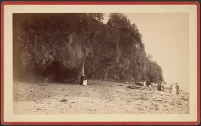 [Groep mensen aan de kust bij kliffen, mogelijk bij Mt. Desert, Maine].