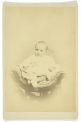 Portret van zittende baby