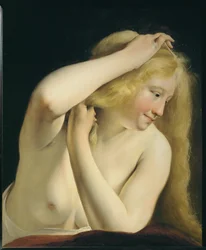 Jonge vrouw kamt haar haar ...