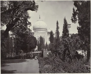 Gezicht op de Taj Mahal en de bijhorende tuin
