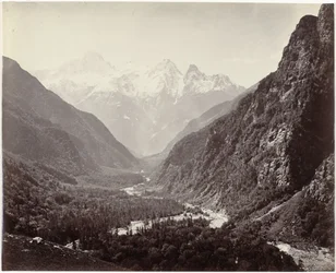 Gezicht op een vallei en de toppen van de Srikanta, India