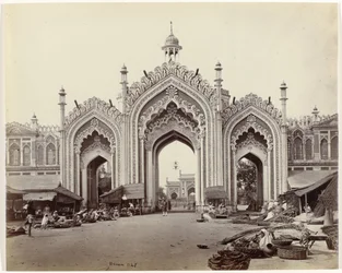 Poort voor de bazaar van Hoesseinabad, Lucknow