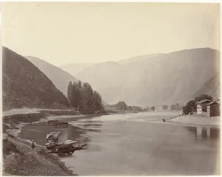 Riviergezicht nabij Baramulla, India
