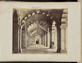 Agra; Interieur van de Motee Musjid, met de middenbeuk