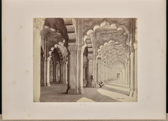 Agra; interieur van de Moti Masjid, met marmeren saraceense bogen en zuilen