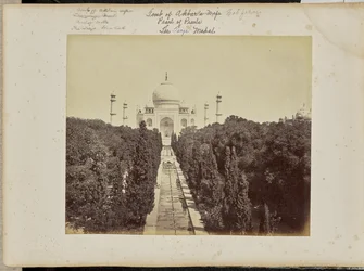 Agra; de Taj en de tuin, gezien vanaf de toegangspoort