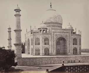 Agra. Gezicht op de Taj vanuit een hoek van de vierhoek