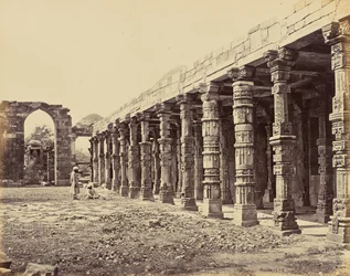 Delhi; Colonnade van hindoezuilen bij de Qutb Minar, noordzijde