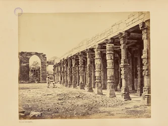 Delhi; zuilengalerij van hindoeïstische pilaren bij de Qutb Minar, noordzijde