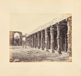 Delhi; zuilengalerij van hindoezuilen bij de Qutb Minar, noordzijde