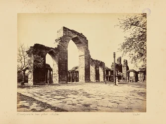 Delhi; de Kutub Minar, algemeen aanzicht van de bogen