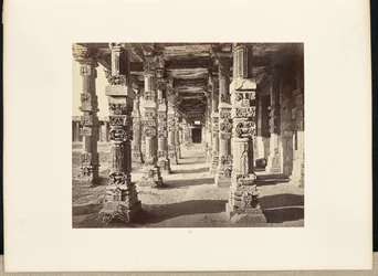 Delhi; De Kutub Minar, binnenaanzicht van de oostelijke zuilengang