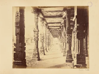 Delhi; de Qutb Minar, binnenaanzicht van de noordelijke zuilengang