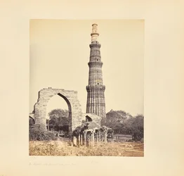 Delhi; De Kutub Minar, met de Grote Boog, vanuit het westen