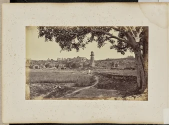 Fatehpur Sikri; algemeen gezicht op de ruïnes (westzijde), vanaf de voet van de heuvel