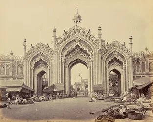 Lucknow; de poort van de Hooseinabad-bazaar