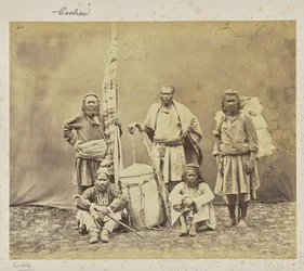 [Bergarbeiders in Shimla met Khiltas en Dandy].