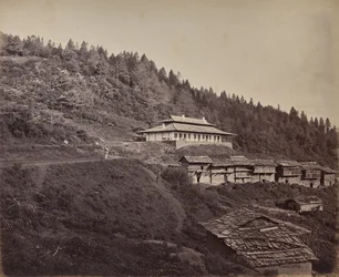 De hoge Himalaya. Dorp Harkundu met reizigersbungalow in een rusthuis