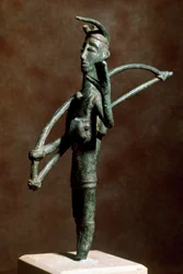 Nuragische cultuur (nuraghi), Sardinië: bronzen beeldje van een boogschutter. 8e-7e eeuw v.Chr. Cagliari, Museo Nazionale Archeologico, Sardinië, Italië