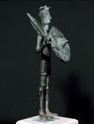 Sardijnse Nuraghecultuur (nuraghi): bronzen beeld van de krijger van Teti uit het Arcosugebergte. 8e-7e eeuw v.Chr. Afmetingen: 24 cm. Cagliari, Museo Nazionale Archeologico, Sardinië, Italië