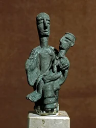 Nuragische cultuur (nuraghi) Sardinië: bronzen beeldje van Moedergodin die een dode krijger ondersteunt. Uit Urzulei nabij Nuoro. 8e-7e eeuw v.Chr. Cagliari, Museo Nazionale Archeologico, Sardinië, Italië