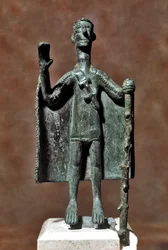 Sardijnse nuragencultuur (nuraghi): bronzen beeldje van een reiziger die een stok vasthoudt en een mantel draagt. 8e-7e eeuw v.Chr. Cagliari, Museo Nazionale Archeologico, Sardinië, Italië