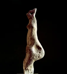 Sardijnse Nuraghecultuur (nuraghi): kalkstenen beeldje van een steatopyge Venus (vorm van de onderrug) (Venus van Macomer), afkomstig uit Macomer, bij Nuoro. Daterend uit de pre-Nuragische periode (25e-18e eeuw v.Chr.), Eneolithicum. Cagliari, Museo