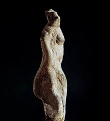 Sardijnse nuragencultuur (nuraghi): kalkstenen beeldje van een steatopyge Venus (vorm van de onderrug) (Venus van Macomer), afkomstig uit Macomer, bij Nuoro. Daterend uit de pre-nuragische periode (25e-18e eeuw v.Chr.), Eneolithicum. Cagliari, Museo