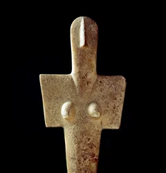 Nuragische cultuur (nuraghi) Sardinië: kalkstenen beeldje van moedergodin, Cycladisch type idool, uit Senorbi (Trexenta Regio) daterend uit de prenuragische periode (20e eeuw v.Chr.) Eneolithisch. Dim. 42 cm Cagliari, Museo Nazionale Archeologico, Sardinië