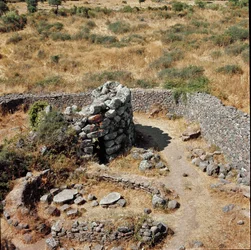 Nuragische cultuur: ruïnes van de nuragische stad op de megalithische site van Losa: een van de verdedigingstorens. 15e eeuw v.Chr. Abbasanta, Sardinië, Italië