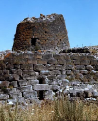 Nuragische cultuur (nuraghi) Sardinië: ruïnes van de nuragische stad op de megalitische site van Santu Ante: de centrale toren. 1600-1450 v.Chr. Torralba, Sardinië Italië