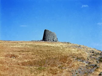 Nuragische cultuur: ruïnes van de nuragische stad op de megalitische site van Macomer