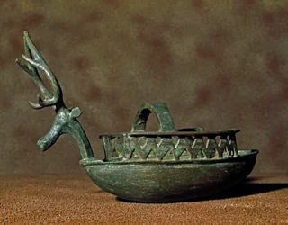 Sardijnse nuraghencultuur (nuraghi): bronzen sculptuur in de vorm van een boot met figuren en een hertenkop. 8e-7e eeuw v.Chr. Cagliari, Museo Nazionale Archeologico, Sardinië, Italië
