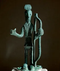 Sardijnse nuraghencultuur (nuraghi): bronzen beeldje van een krijger die een boog spant (de speer ontbreekt). 8e-7e eeuw v.Chr. Cagliari, Museo Nazionale Archeologico, Sardinië, Italië