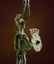 Sardijnse Nuraghecultuur (nuraghi): beeldje van een krijger met een schild en een bronzen zwaard. 8e-7e eeuw v.Chr. Cagliari, Museo Nazionale Archeologico, Sardinië, Italië