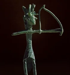 Nuraghische cultuur (nuraghi), Sardijns: beeldje van een krijger die een bronzen boog spant. 8e-7e eeuw v.Chr. Cagliari, Museo Nazionale Archeologico, Sardinië, Italië
