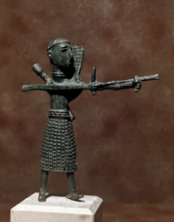 Nuraghische cultuur (nuraghi), Sardijns: beeldje van een krijger met een oosterse bronzen rok. 8e-7e eeuw v.Chr. Cagliari, Museo Nazionale Archeologico, Sardinië, Italië