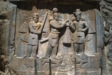 Reliëf buiten de grotten dat de investituur van koning Ardeshir II (379-383) afbeeldt, van de Sassanidische grotten van Taq-e Bostan