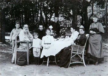 De familie van de Russische auteur Leo Tolstoy, eind 19e of begin 20e eeuw