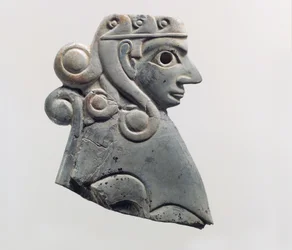 Meubelplaat: vrouwelijke sfinx met Hathor-stijl krullen, ca.18e eeuw v.Chr. (nijlpaardivoor)