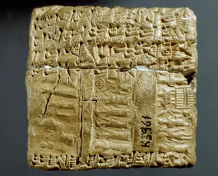 Assyrische beschaving: gegraveerde doos met spijkerschrifttekens over de productie van twee zilvermijnen. Istanboel, Archeologisch Museum