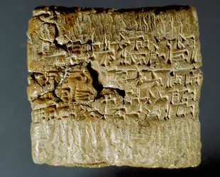 Assyrische beschaving: gegraveerde doos met spijkerschrifttekens over de productie van twee zilvermijnen. Istanboel, Archeologisch Museum